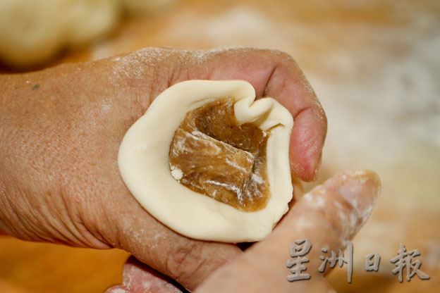 【一日五餐之绝味手信篇/爱乡椰壳炭烧香饼】古早味窑烤香饼,裹满手作的温度