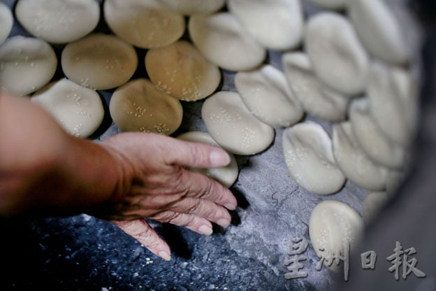 【一日五餐之绝味手信篇/爱乡椰壳炭烧香饼】古早味窑烤香饼,裹满手作的温度