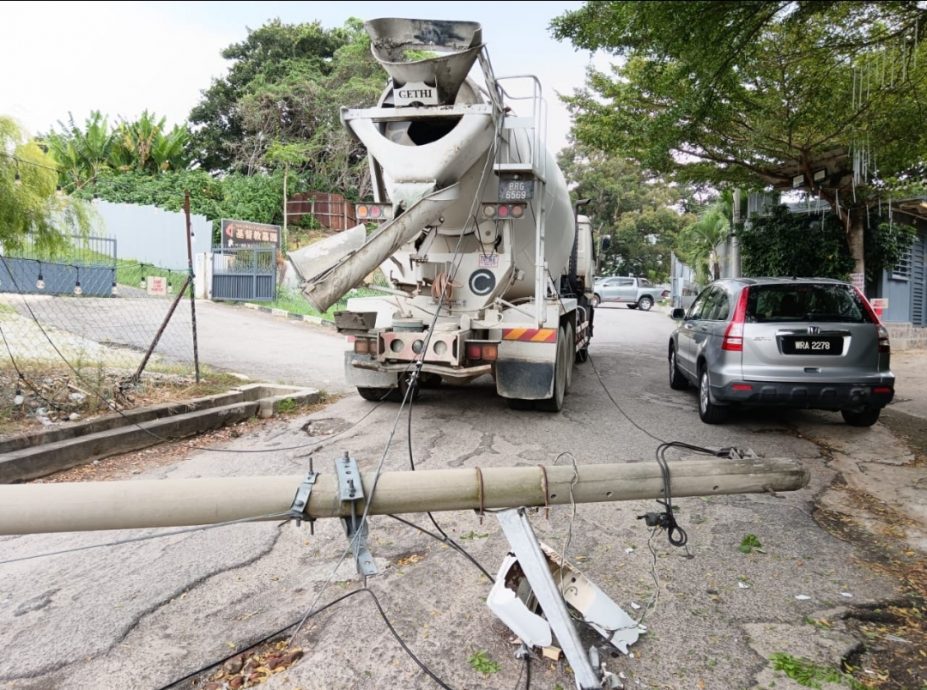 下夜报和签发-洋灰罗里拉扯电线,柱子倒下压中一车/2图