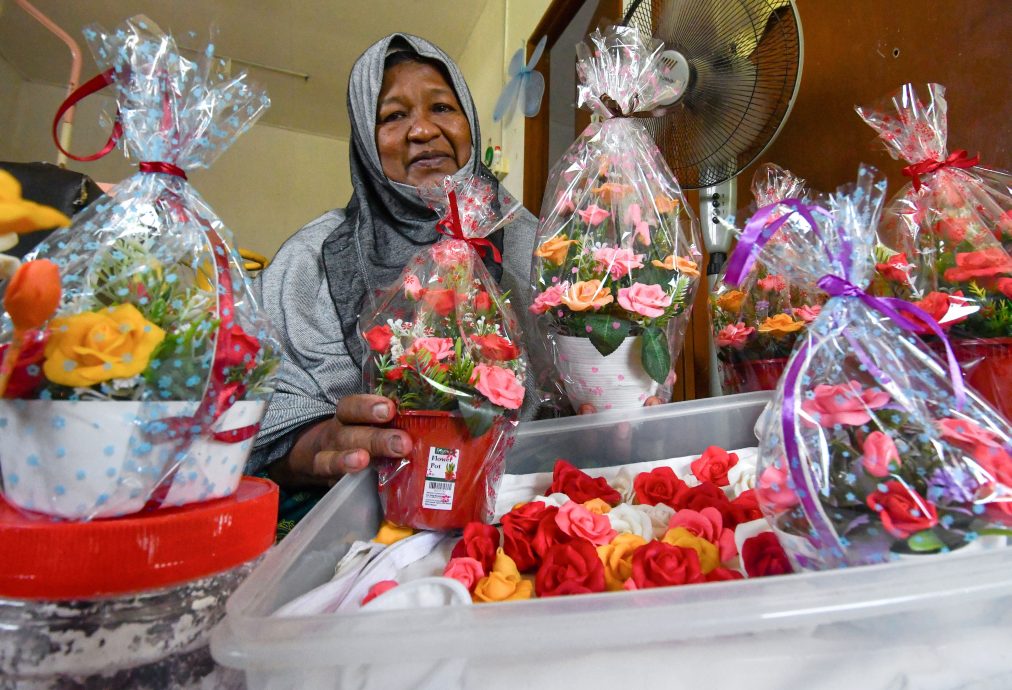 东4:单亲残疾妈妈制做香皂花来维持生计