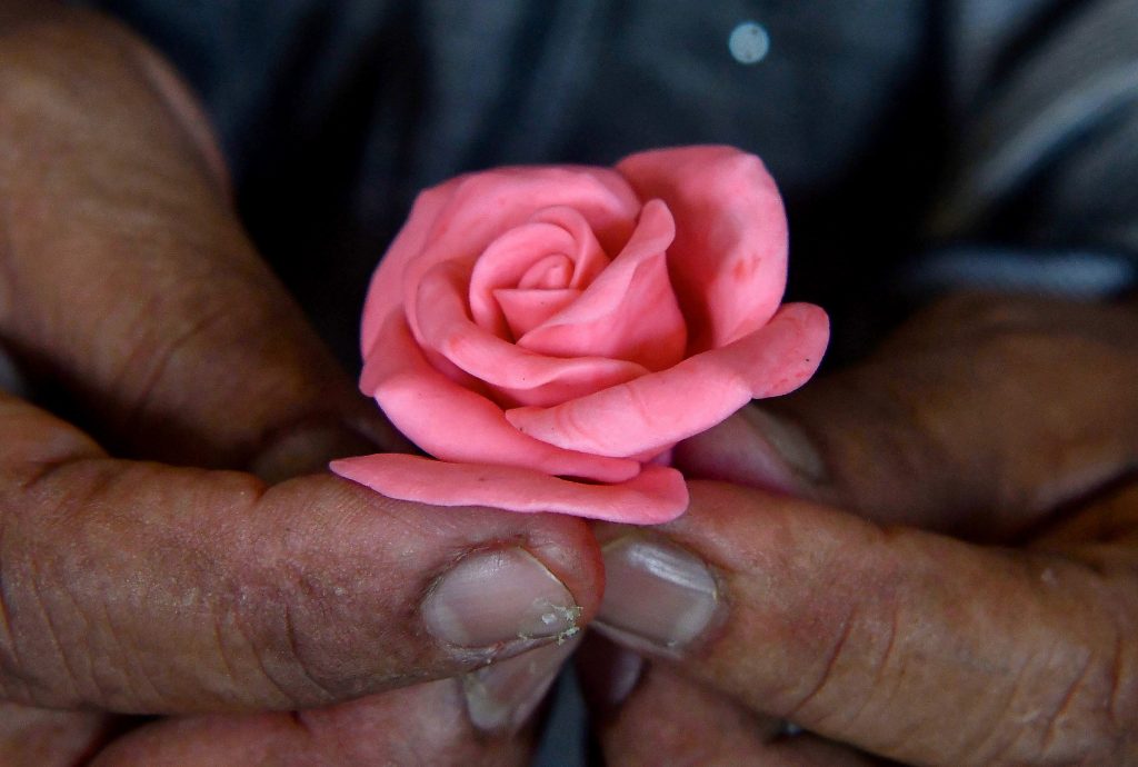 东4:单亲残疾妈妈制做香皂花来维持生计