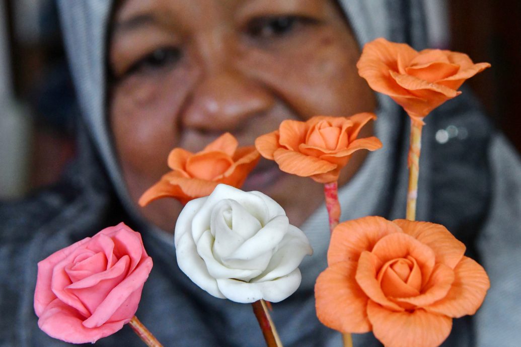 东4:单亲残疾妈妈制做香皂花来维持生计