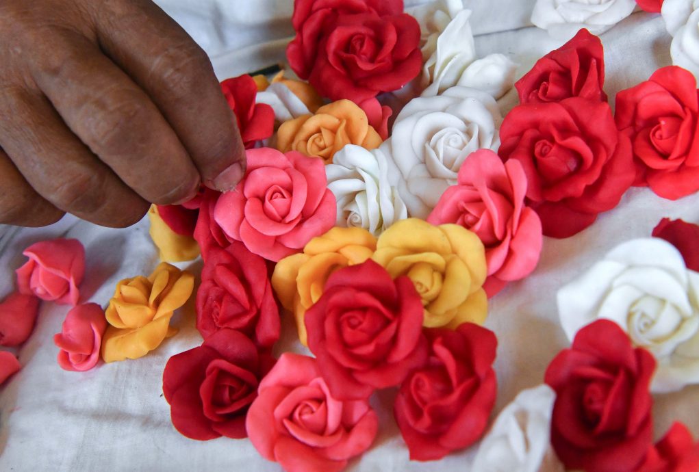 东4:单亲残疾妈妈制做香皂花来维持生计