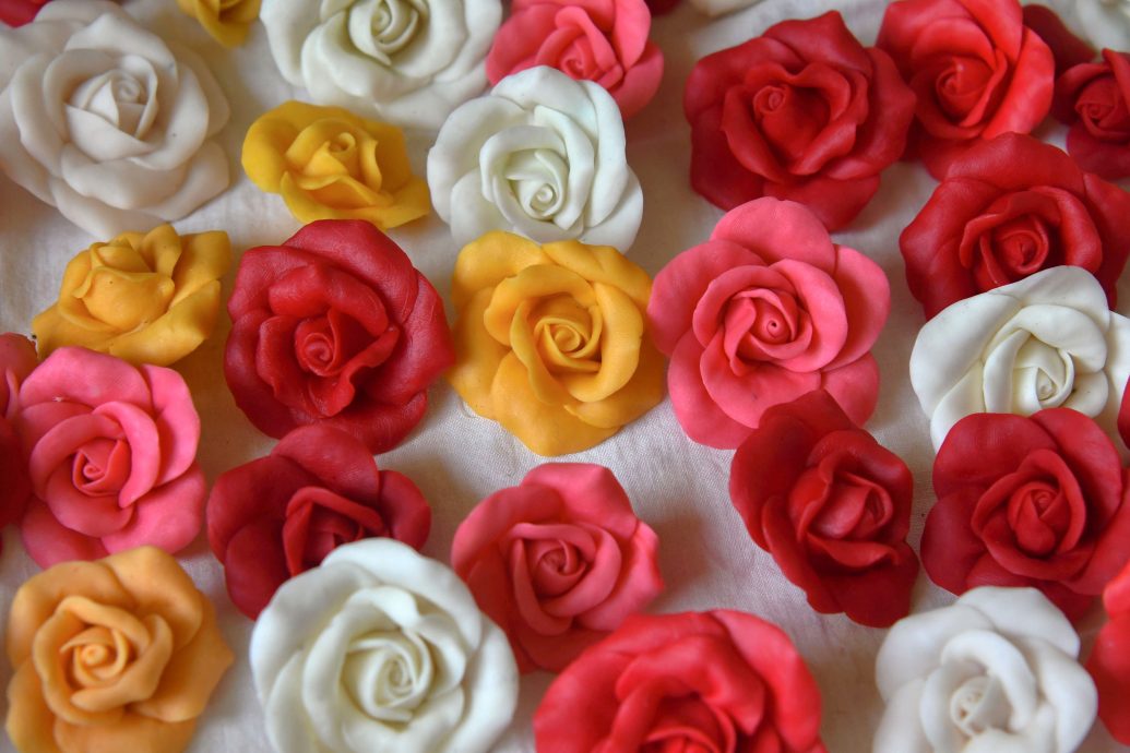 东4:单亲残疾妈妈制做香皂花来维持生计