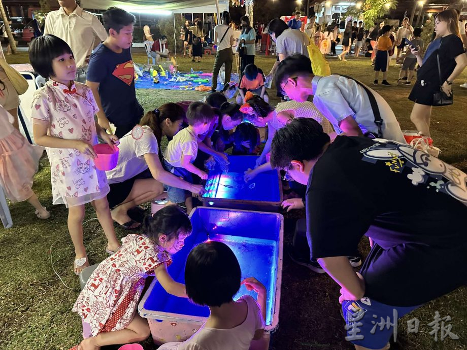 东华小学中秋晚会 超过2000人次响应