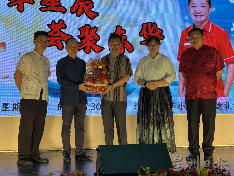 东华小学中秋晚会 超过2000人次响应