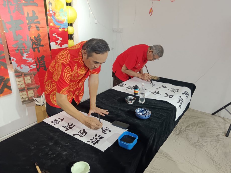 东:文德甲书艺协会《尔时清风今满月》中秋雅聚,会员提前欢庆即将到来的中秋佳节。