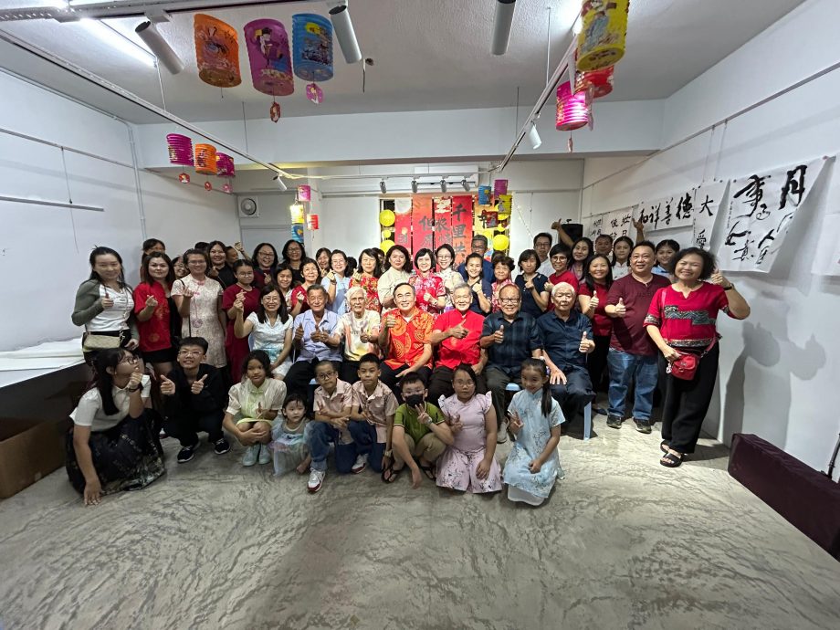 东:文德甲书艺协会《尔时清风今满月》中秋雅聚,会员提前欢庆即将到来的中秋佳节。