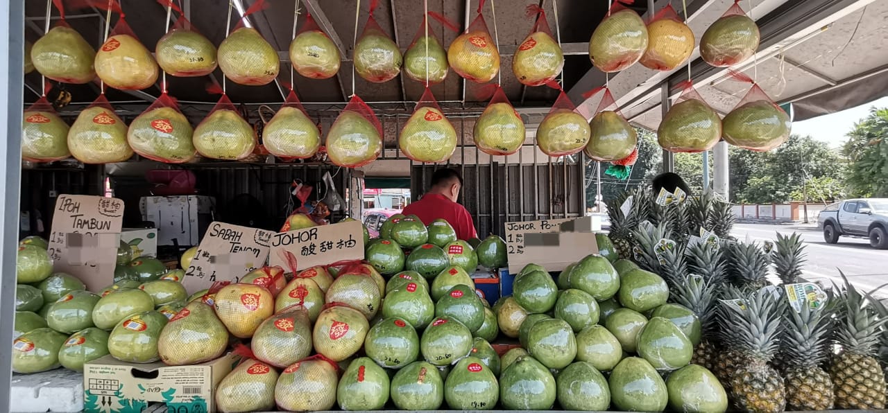 东:中秋节柚子吸引友族,沙巴甜柚空降抢市。