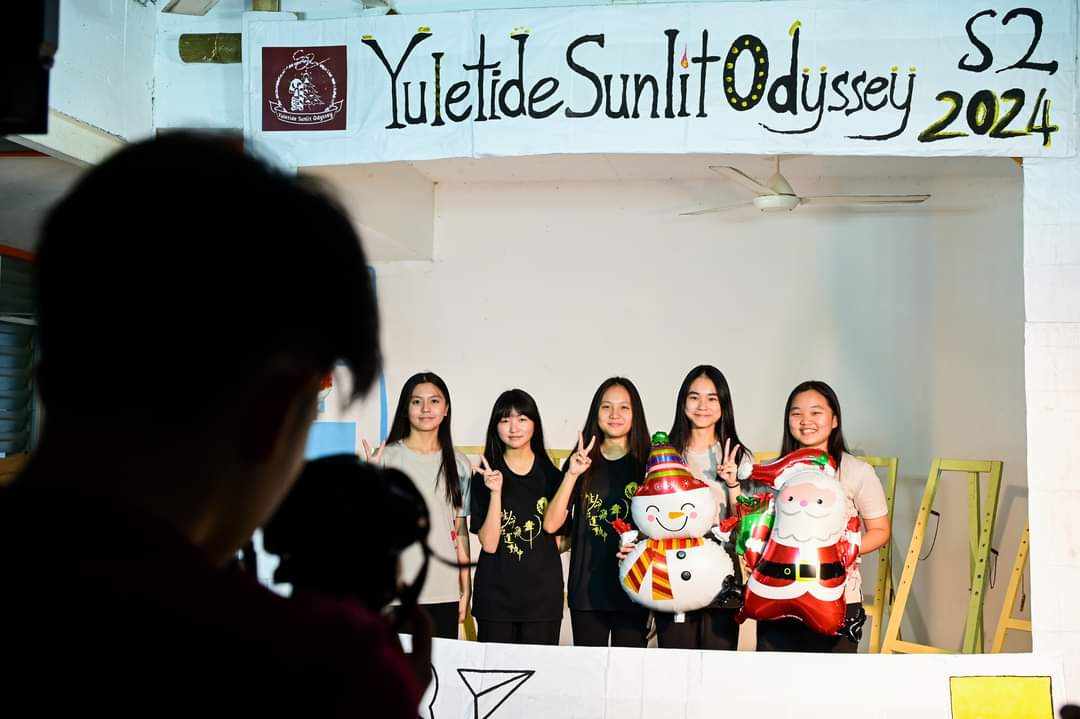 东:吉兰丹中华独中举办名为《Yuletide Sunlit Odyssey》的寄宿生之夜庆祝活动,让同学们提前感受圣诞节的欢乐气氛。