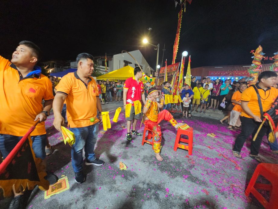 东:吉兰丹圣兴宫庆祝齐天大圣千秋宝诞,昨晚齐天大圣爷与众神出游,场面热闹!