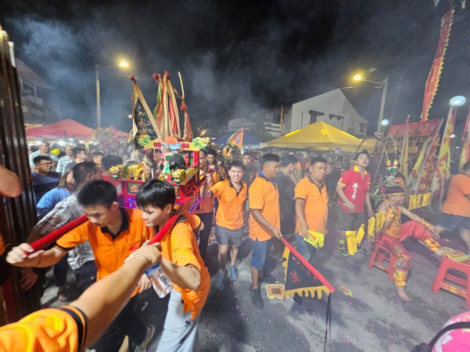 东:吉兰丹圣兴宫庆祝齐天大圣千秋宝诞,昨晚齐天大圣爷与众神出游,场面热闹!