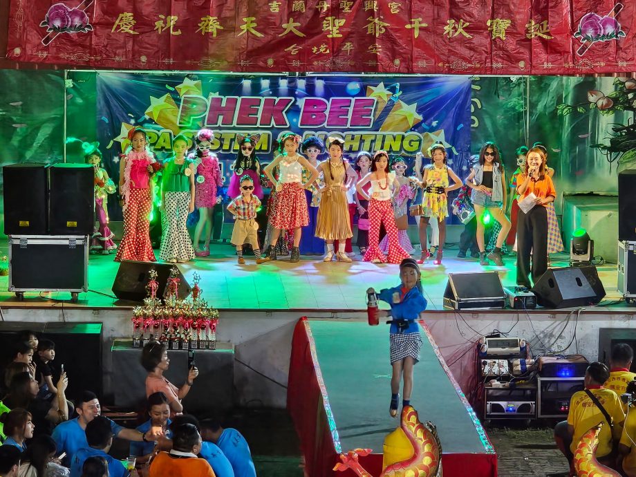 东:吉兰丹圣兴宫庆祝齐天大圣千秋宝诞,昨晚齐天大圣爷与众神出游,场面热闹!