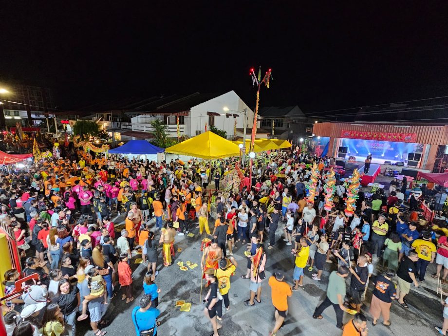 东:吉兰丹圣兴宫庆祝齐天大圣千秋宝诞,昨晚齐天大圣爷与众神出游,场面热闹!