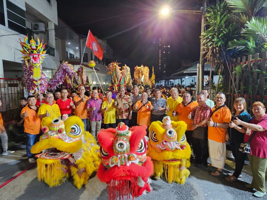 东:吉兰丹圣兴宫庆祝齐天大圣千秋宝诞,昨晚齐天大圣爷与众神出游,场面热闹!