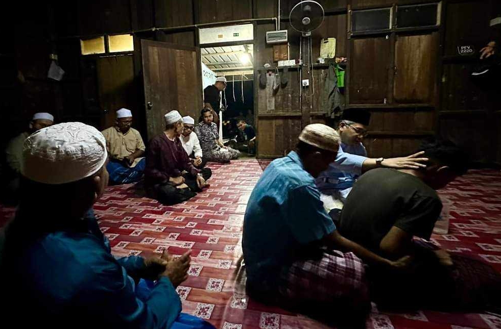 东:吉兰丹州行政议员莫哈末阿斯里开解日前一名企图在巴西马县登龙大桥跳河轻生的年轻人。