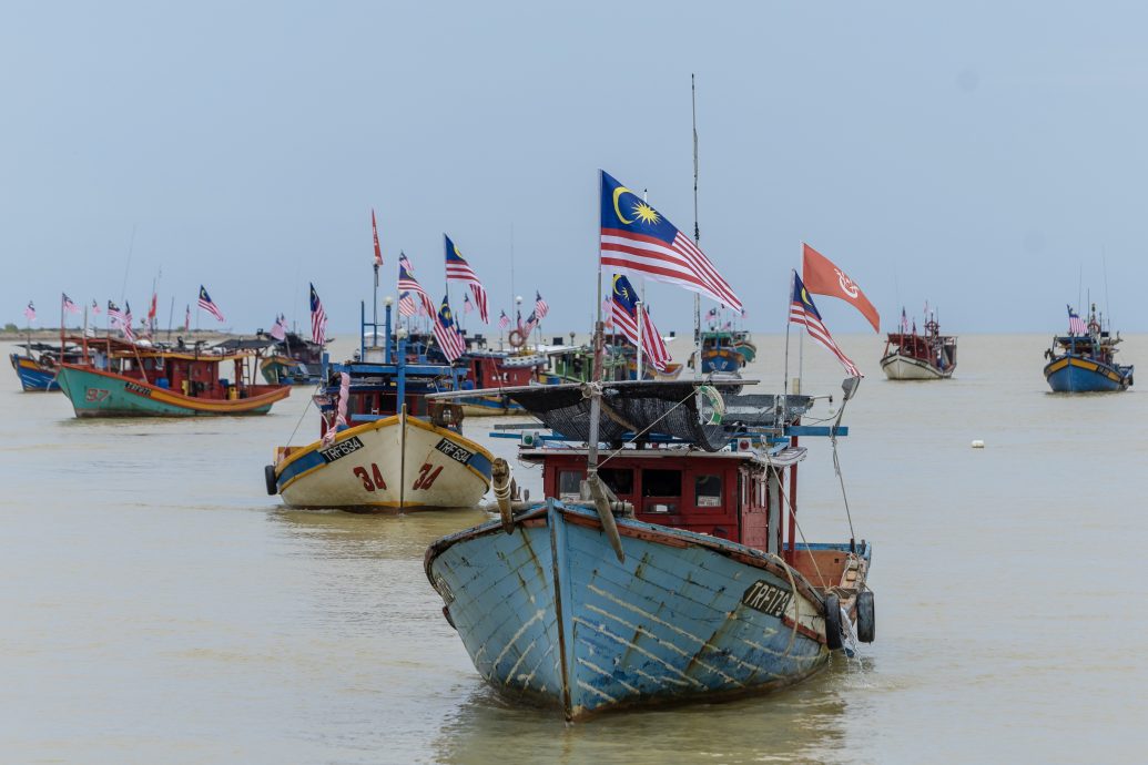 东:哥打峇鲁的数十艘渔船在瓜拉柏沙海域举行辉煌条纹海上巡游活动,场面壮观。