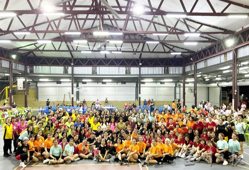 东:大型舞蹈交流会流光溢彩