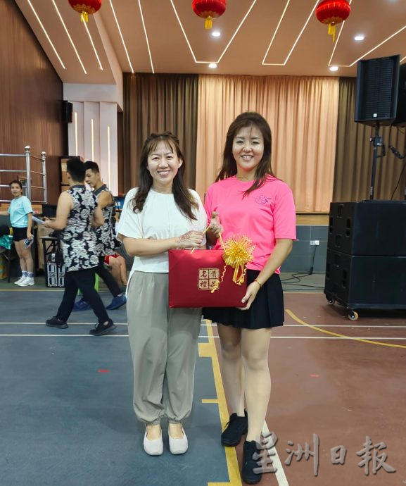 东:大型舞蹈交流会流光溢彩