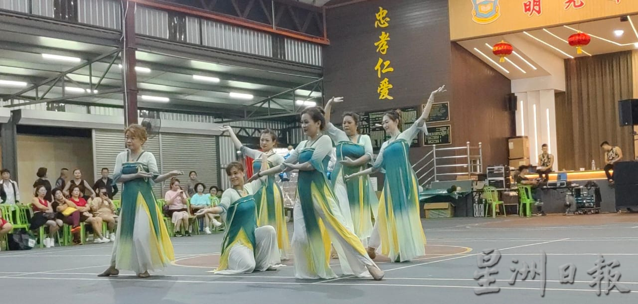 东:大型舞蹈交流会流光溢彩