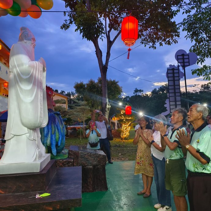 东:姚小筹募百万建设基金中秋晚会 越夜越热闹 民众热心响应