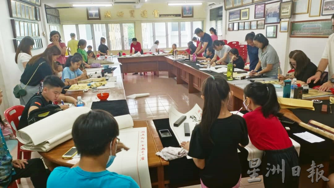 东:彭亨州颜氏宗祠大马日办颜真卿杯书法赛 96人齐齐挥毫