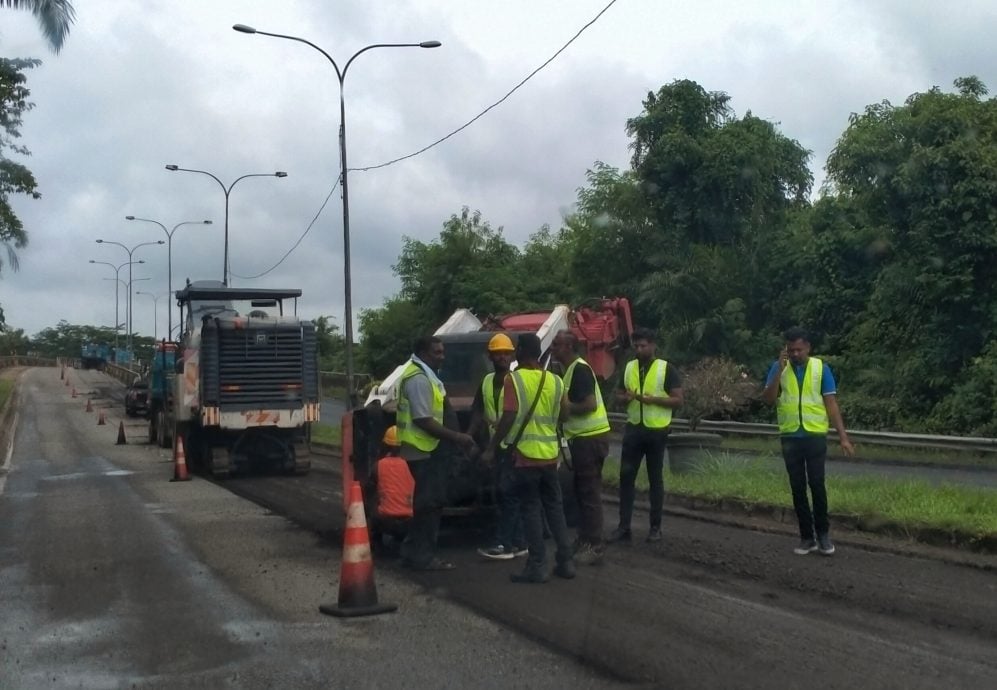 东:文德甲敦拉萨路往来旗山花园双向道路段全面提升铺设沥青。