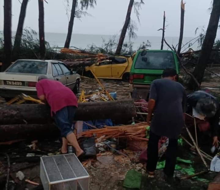 东:暴风雨在周三傍晚袭击基惹的本努祖海滩,一棵大树被吹倒压中一名在当地摆摊营业的女商贩,导致她头部受重伤死亡。