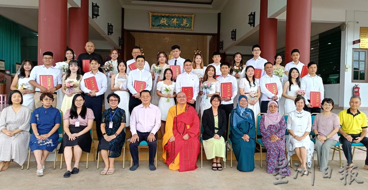 东:月圆人团聚 13对新人彭佛教会集体婚姻注册