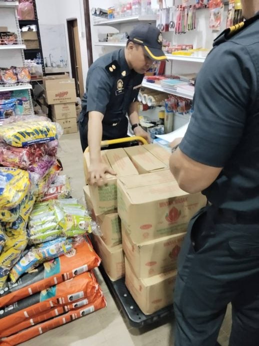 东:杂货店不但没有准证售卖列为统制品的包装食油,售价还超过政府所规定的价格,被登州国内贸易及生活费局取缔。