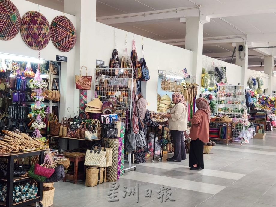 东:格泰巴央巴刹(一)的店铺陆续营业,吸引人潮到访购物。