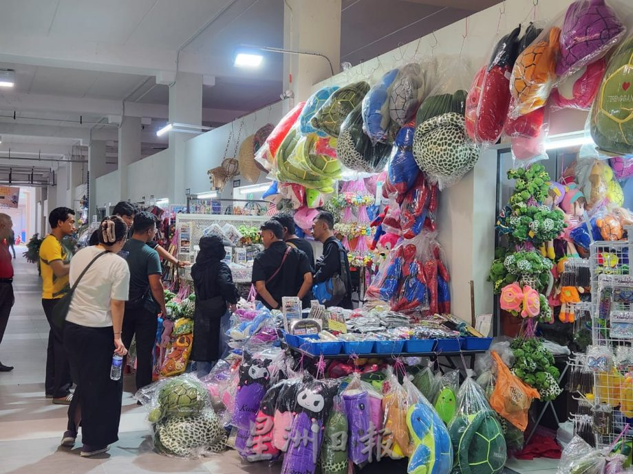 东:格泰巴央巴刹(一)的店铺陆续营业,吸引人潮到访购物。