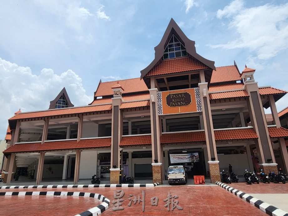 东:格泰巴央巴刹(一)的店铺陆续营业,吸引人潮到访购物。