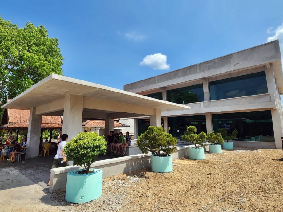 东:瓜登水灯节公会筹建的登州首座骨灰塔正式启用。