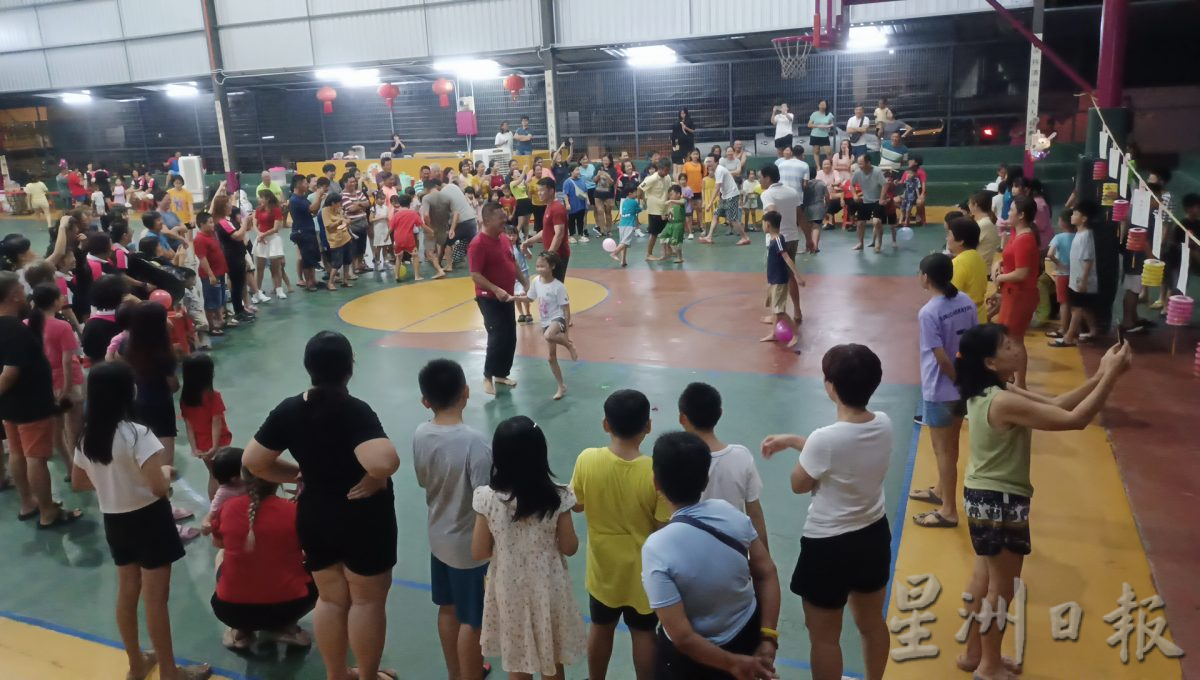 东:百乐姐妹会与吉拉央村委会联办中秋晚会