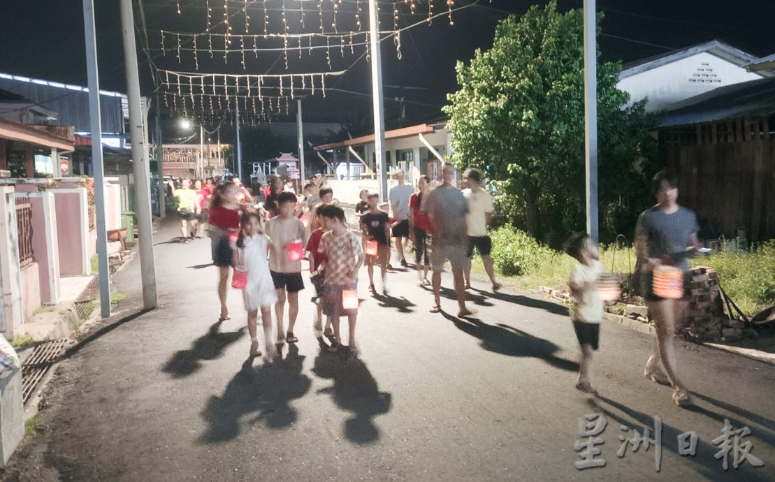 东:百乐姐妹会与吉拉央村委会联办中秋晚会