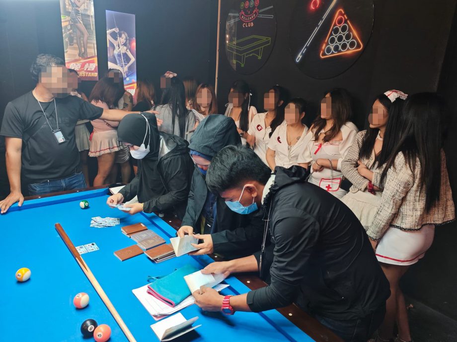 东:餐馆内隐藏娱乐中心,还聘请外籍女子当陪客,执法当局展开取缔行动后,瓜登市政厅也马上撤销该餐馆的营业执照。