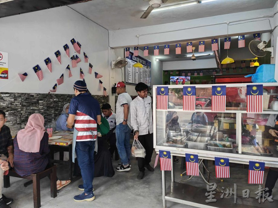 东:马来西亚日的哥市街头,一名驻唱的白发老伯在茶餐室前面开嗓献艺,他应客人要求唱了一首生日歌,仿佛也在歌唱自己的乐天和家国的欢腾,令人动容。