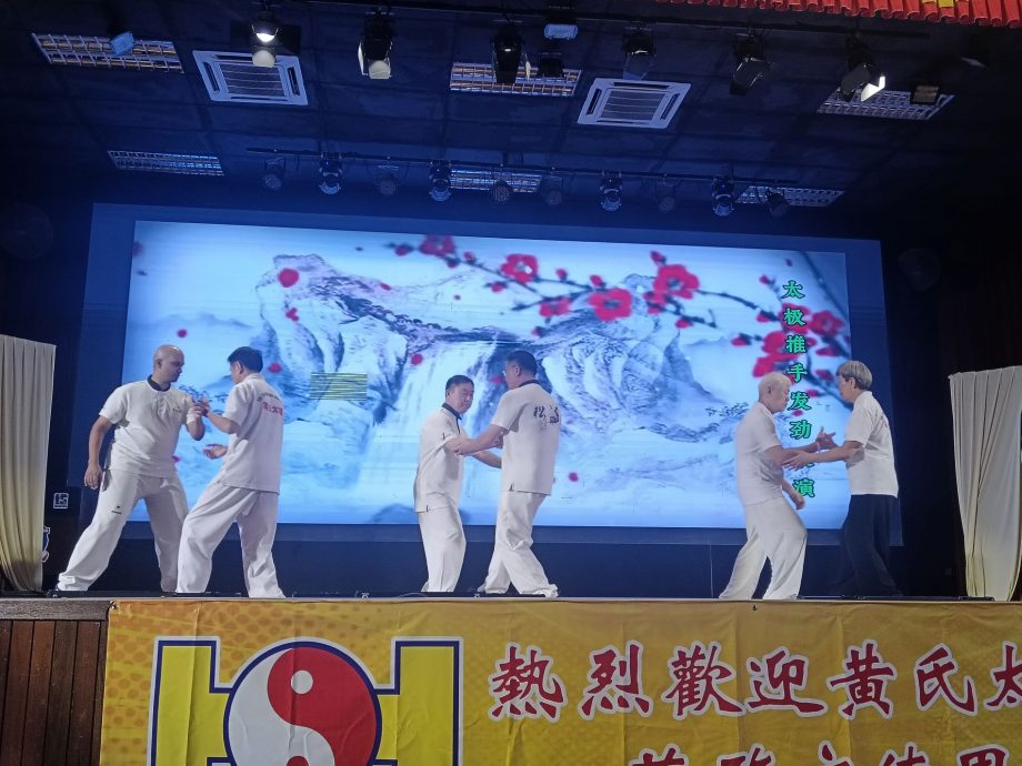 东:马来西亚黄氏太极文德甲分会办庆祝成立10周年纪念晚宴,宴席延开70席。