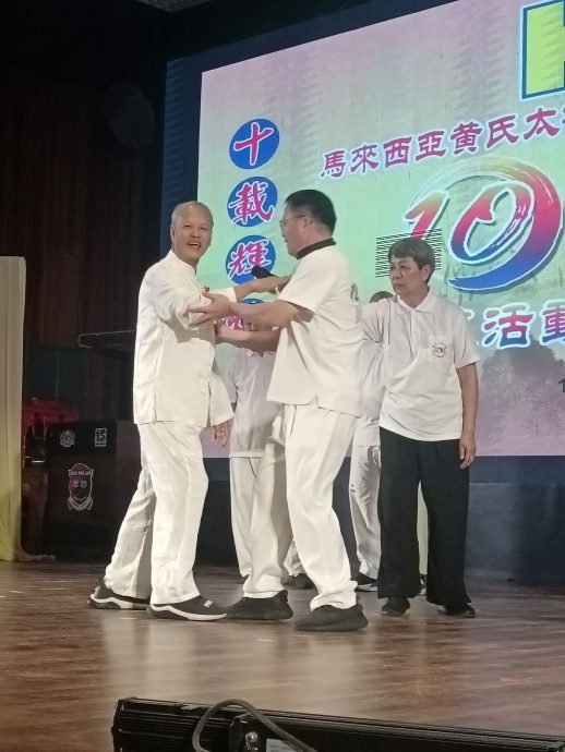 东:马来西亚黄氏太极文德甲分会办庆祝成立10周年纪念晚宴,宴席延开70席。