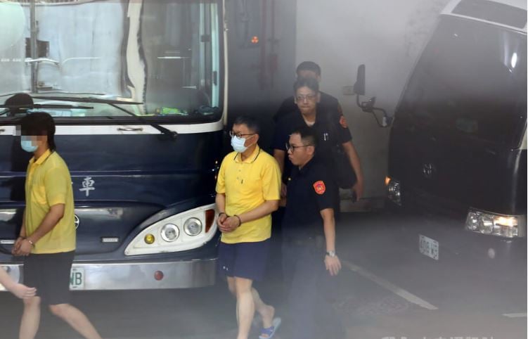 京华城案 柯文哲遭羁押后首度提讯 短裤拖鞋现身