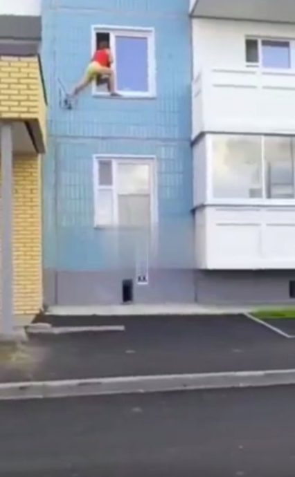 人妻想爬窗回家疑捉奸 不料失足直堕2楼亡