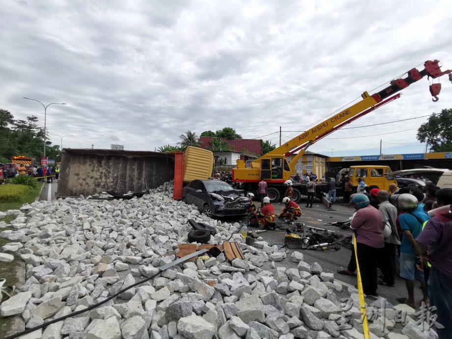 供星洲网:“耗了整整两小时才将遗体抬出车外!恐怖连环车祸,酿1死多伤