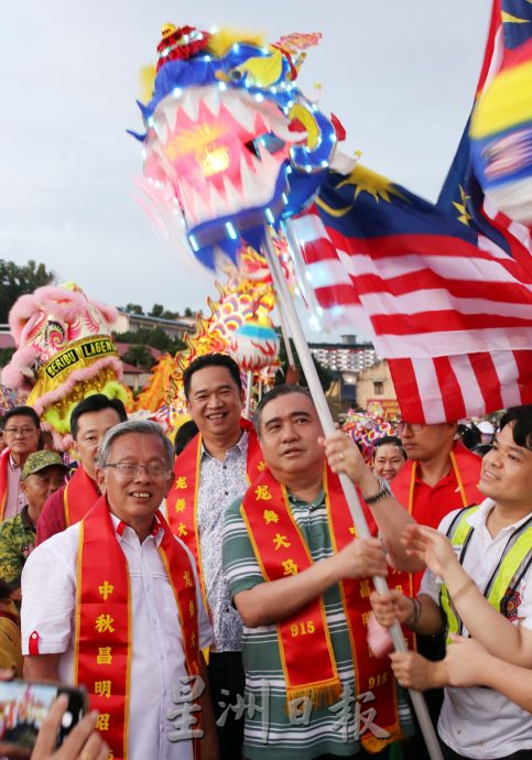 供星洲网:“龙舞大马日,中秋昌明昭”获逾百华团响应,3000人提灯游行!