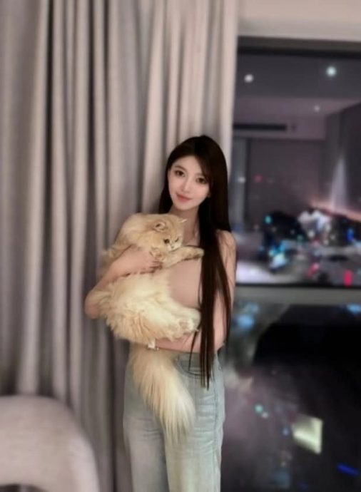 偶遇黄晓明陪叶珂产检 网盼小海绵归Baby