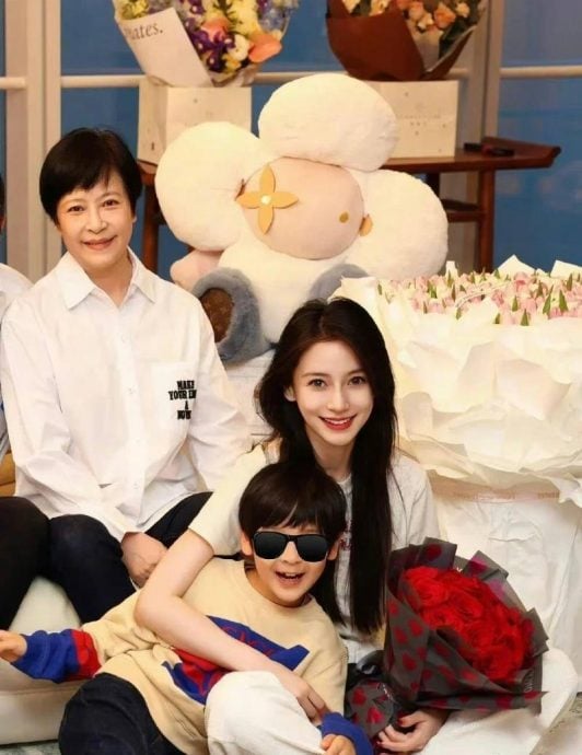 偶遇黄晓明陪叶珂产检 网盼小海绵归Baby