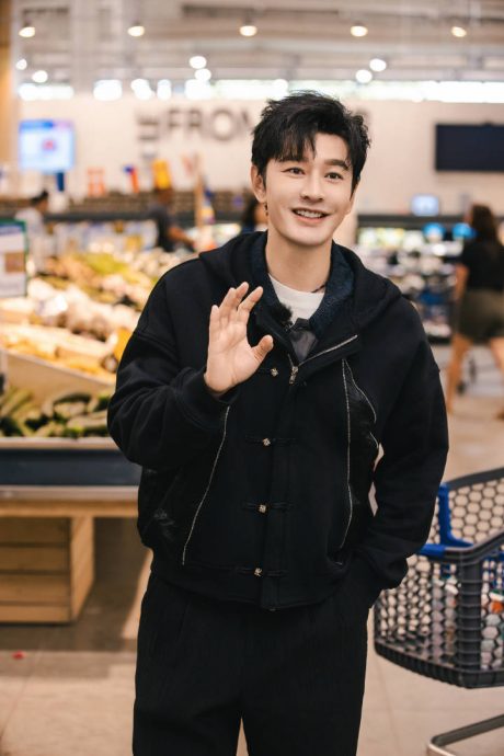 偶遇黄晓明陪叶珂产检 网盼小海绵归Baby