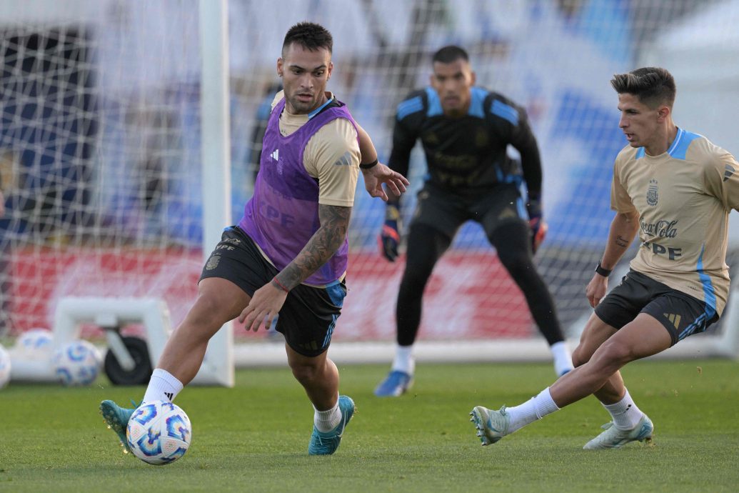 南美洲区世界杯入选赛| 梅西缺阵天使退役 阿根廷斗智利捍卫榜首