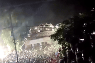 印度乐队表演棚架倒塌!观众“骨牌式坠地”逾百伤