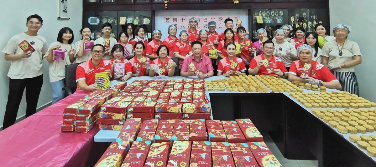 可做版头//大都会:巴生滨海潮州会馆少年团,50人在7小时内完成制作1000粒潮州月饼